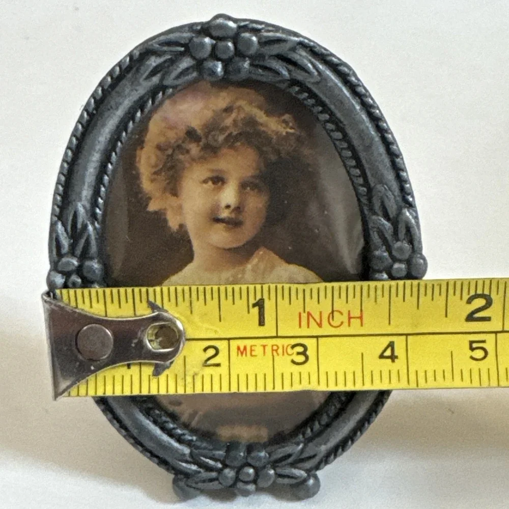 Vintage Oval Picture frame with wire easel back Made In Taiwan 1, 6/8 x 2, 2/8